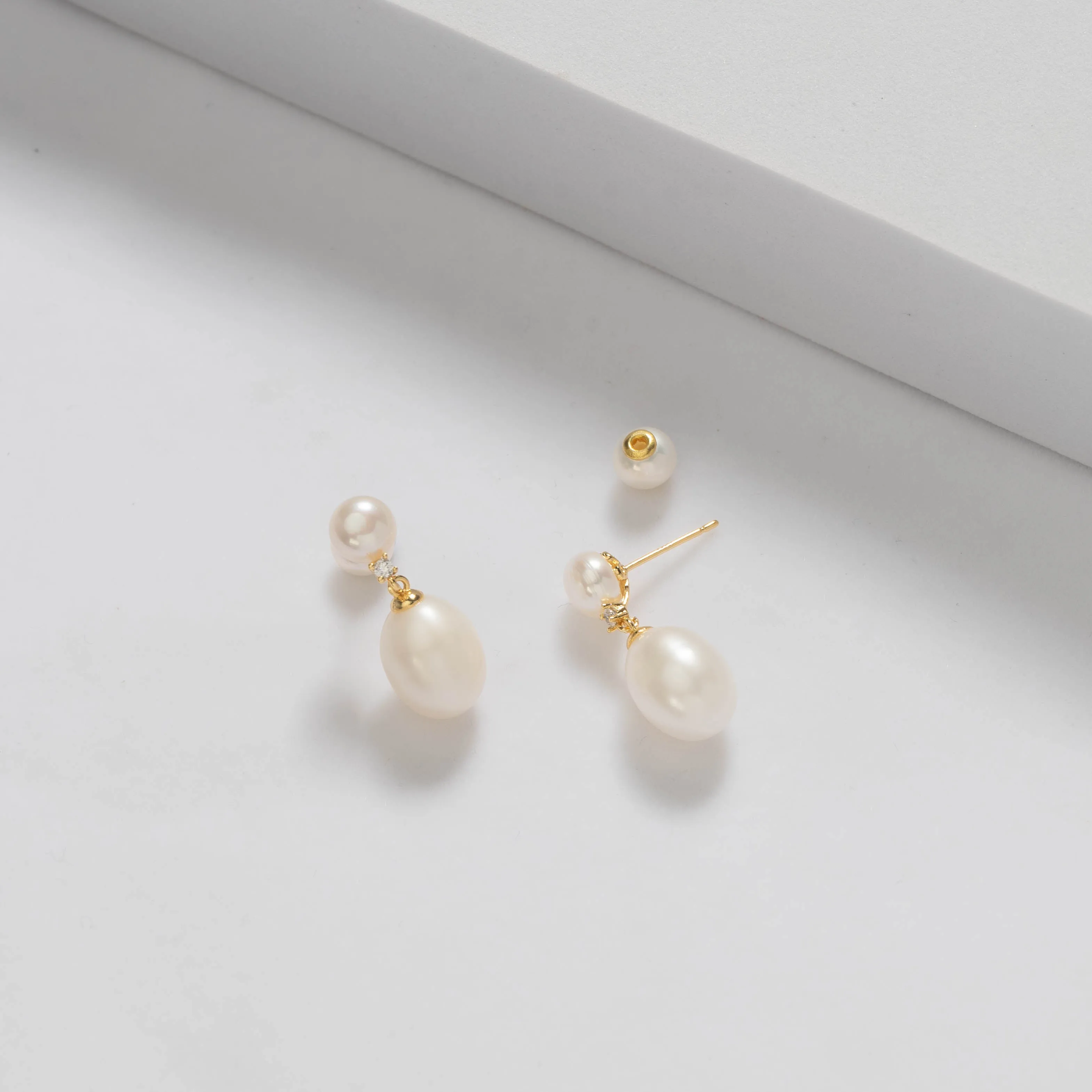 Elegant Freshwater Pearl Earrings WE00560